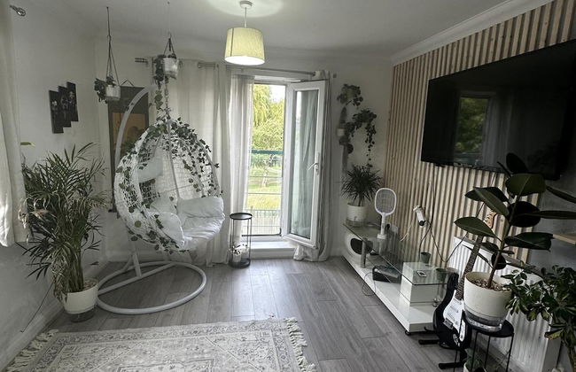 Charming Mi Casa Es Tu Casa 2-bed in Dagenham - Photo 2