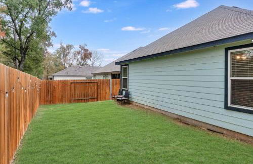 Lake Conroe Family Retreat BBQ, Games, and Boating - Photo 17