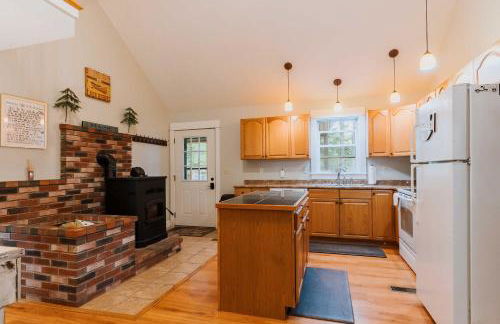 Waterfront Sebec Lake Home with Yard and Fire Pit - Foto 11