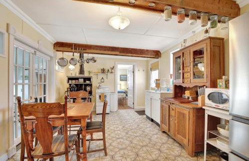 Timeless Pineview Cottage Hot Tub & Pet Friendly - Photo 23