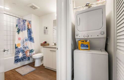 Stylish 2BD Haven with Scenic DTLA Views and Parking - Foto 28