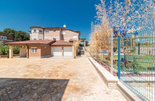 Superb villa Maxima with private pool, sauna, jacuzzi, playground for up to 18 persons, extra pool heating available - Foto 7