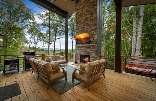 Sapphire Skies - Photo 1