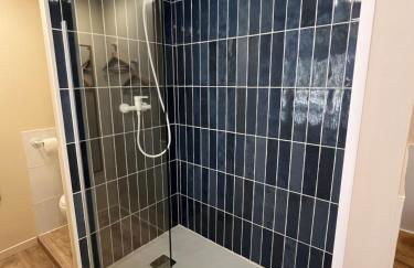 Suite en dépendance avec terrasse et entrée privée Marseille - Photo 3