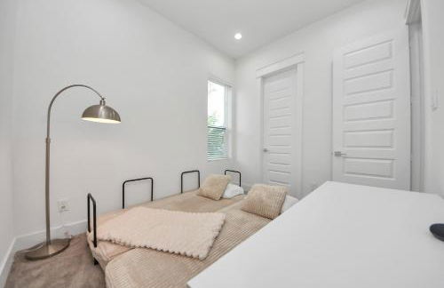 Stylish & Spacious 3BR Gem With Hot tub Near Downtown - Foto 15