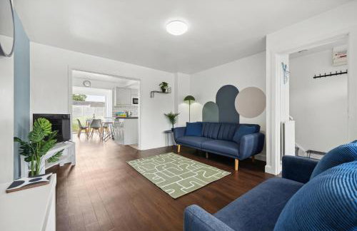 Modern 3BR, Sleeps 6, Great for groups, free parking, fast WiFi - Foto 1