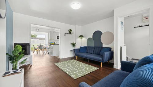 Modern 3BR, Sleeps 6, Great for groups, free parking, fast WiFi - Foto 1