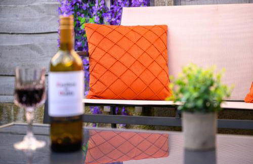 Metrolink Steps Away • Fast City & Airport Links - Foto 15