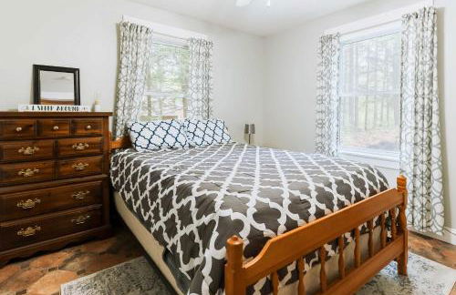 Waterfront Sebec Lake Home with Yard and Fire Pit - Foto 12