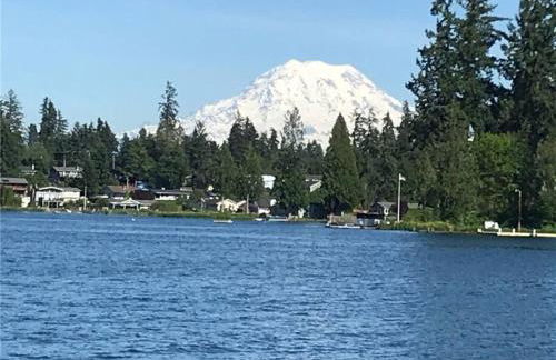 Beautiful Private Lake Lodge with Private Dock and Mountain Views - Foto 8
