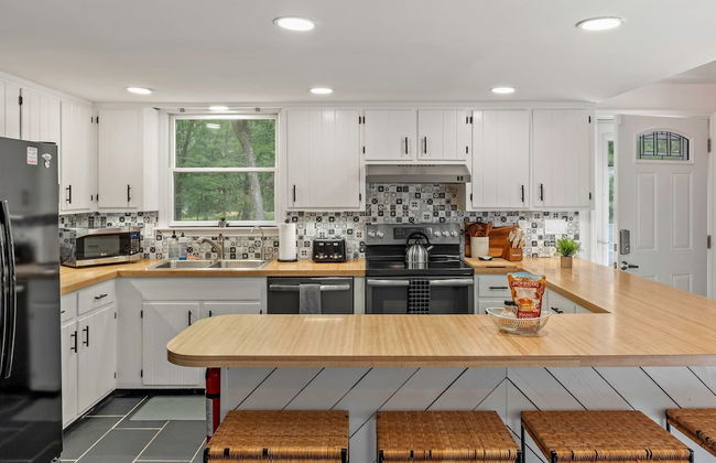 The Evergreen Escape by Avantstay Modern Cabin w Volleyball Court Hot Tub - Foto 14