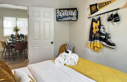 Step into School Spirit at the Golden Dome Getaway - Foto 14