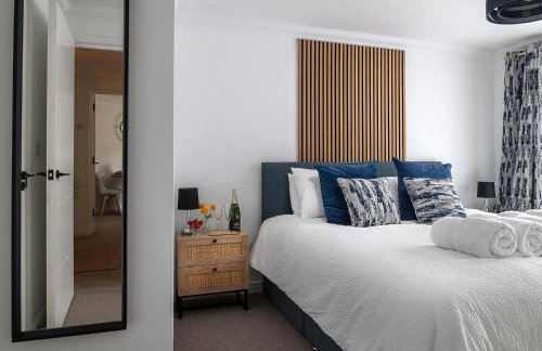Modern, comfy Town centre gem, near beach, parking - Photo 48