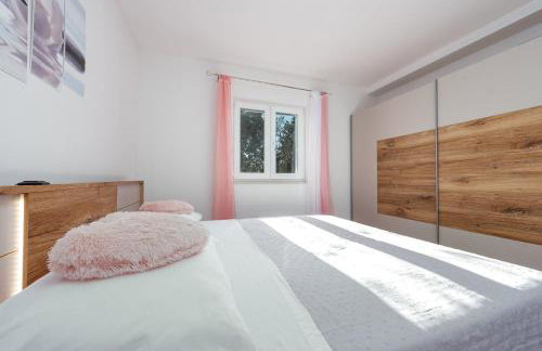 Holiday House Laetitia with pool - Foto 48