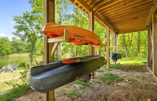 Riverside Oasis with Stunning Views, Cozy Firepit! - Photo 12