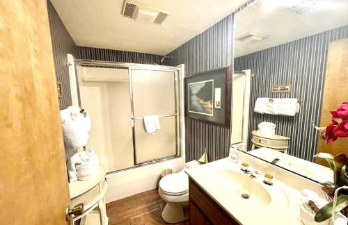 Forest view, log-sided two bedroom, two bath condo on Lake Ouachita, condo - Foto 27