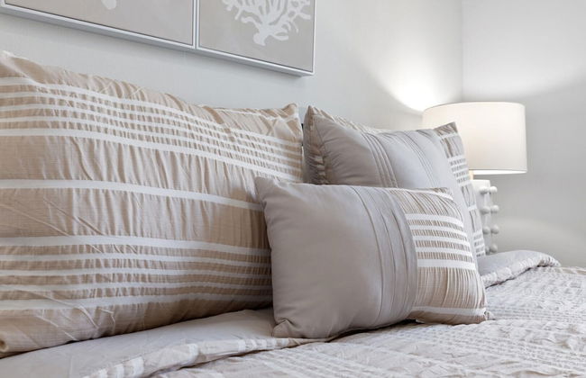 Modern Ground flr Condo 1/2 Block to Beach w Pool! - Foto 4