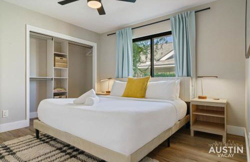 Family 3BR 2BA Home Near Charming Main Street w Cowboy Pool by Austin Vacay - Foto 33