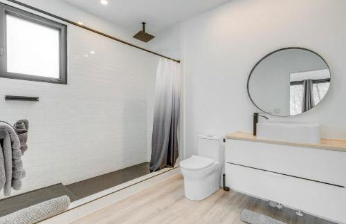 Hot Tub and Fire Pit Modern North Carolina Retreat - Foto 17