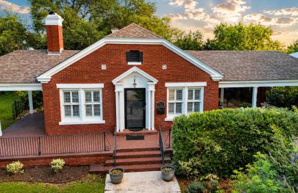 Charming home with pool, enclosed yard, patio & great Woodlawn Lake location - Foto 43
