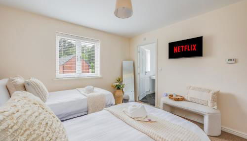 Beautiful Detached House with Driveway Parking, Study Room, Spacious Garden, Smart TVs and Fast Wifi by Yoko Property - Foto 4