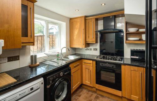 Family-Friendly 3-Bed House with Huge Garden - Foto 6