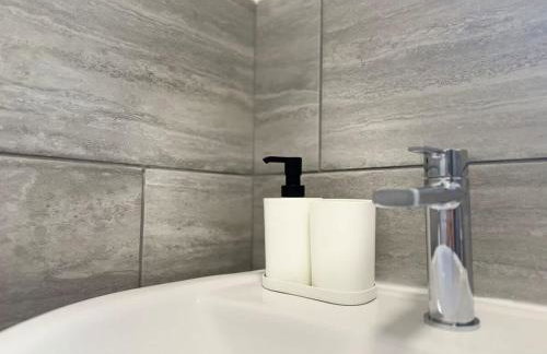 Chase View 1 Bed Sleeps 4 Parking WiFi Contractors - Photo 20