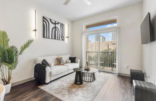 Downtown Modern Elegance Suite with Free Parking, Pool, WIFI and a King Bed - Foto 1