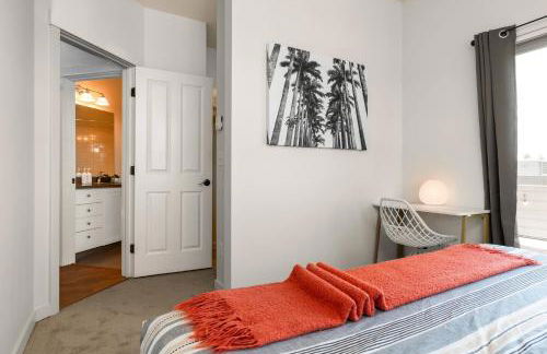 Chic 2BR • King Beds • Huge Patio • 95 Walk Score! - Foto 20