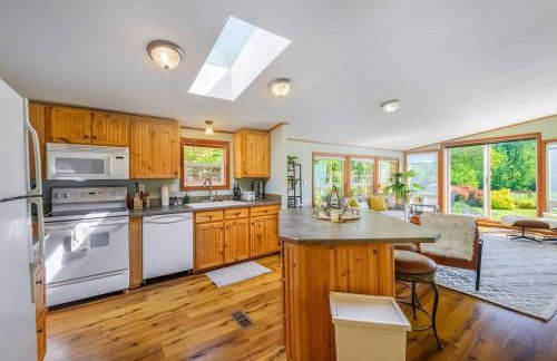 Riverfront Paradise w/ Hot Tub--Little River House - Foto 14