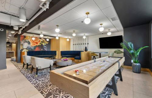 The Sutton - Elevated Minimalist Escape with Free Parking and Metro - Foto 21