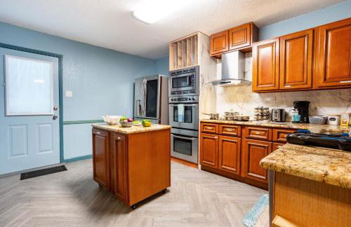 Ultimate Game Room Oasis for 12 - Private Patio - BBQ - 2 Kings - 6 TVs - Full-Body Massage Chair - Foto 17