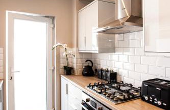 Contractor house, sleeps 7, close to restaurant's & bars, long stays available, Oveyo Accommodation - Foto 7