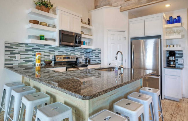 Shared Pool w/ Bay Views, Boat Dock Fishing Big Slough by Avantstay - Foto 11