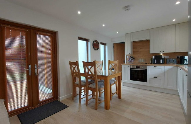 Meadow View Apartments are 2 and 3 bedroomed with private parking - Foto 67