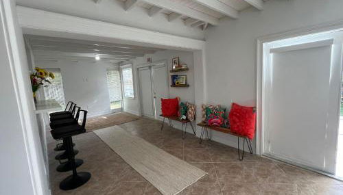 Entire home in Biscayne Park, Florida - Photo 4, Lobby or reception