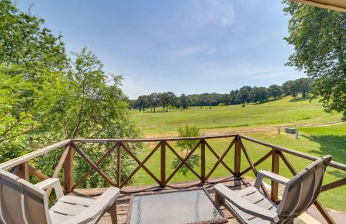 Spacious Arkansas Abode with Balcony and Fire Pit! - Foto 1