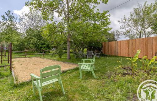 Gîte de groupe avec salle de jeux, jardin 4000m², proche forêt de Chandelais et Zoo de la Flèche - FR-1-622-56 - Photo 10