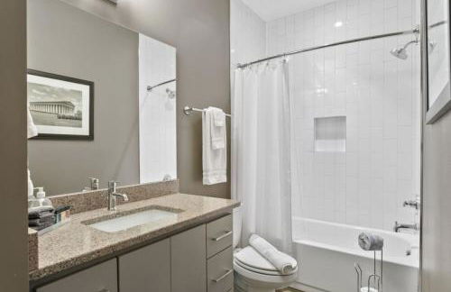 Downtown w Rooftop Deck 4 Bedrooms 3 Baths - Foto 19