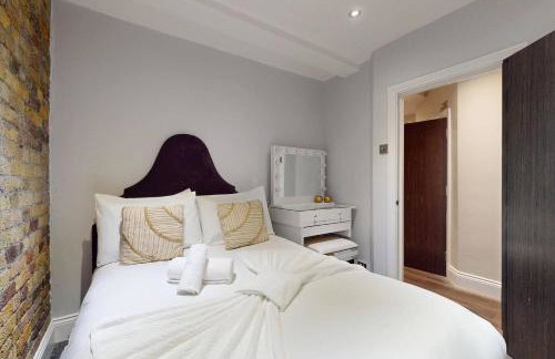 Stylish Penthouse with City Views and Aircon - Pass the Keys - Photo 14