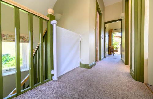 Cosy Cotswold Lodge by Your Home Here - ideal for families, log-burner, spa, private parking, EV Hookup included and heated swimming pools - Foto 11