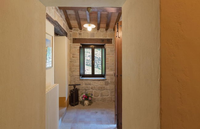 Elegant Stone House w/ Pool - Photo 26