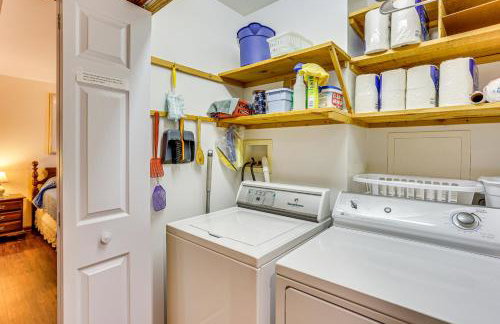 Charming Apartment with Yard and Beautiful Gardens! - Foto 17