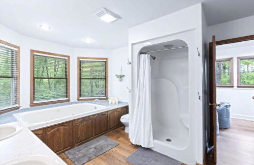 Wooded Retreat with game area and hot tub - Foto 25