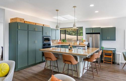 Mid-Mod Hilltop Retreat Views & Local Wildlife - Foto 10