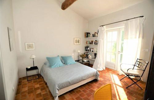 In Gordes, facing the entire Luberon Park a beautiful 5 bedrooms house - Photo 17