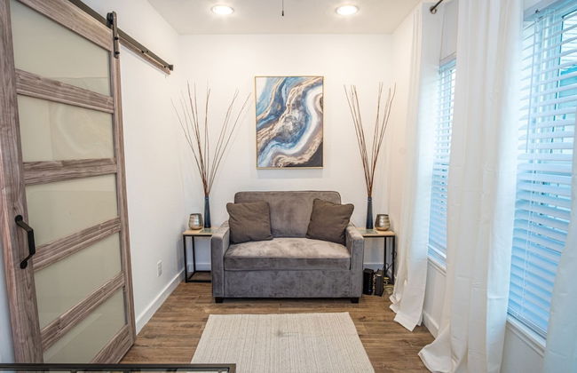 Huge Remodeled 5BR 4BA House Sleeps 20 Downtown - Photo 17