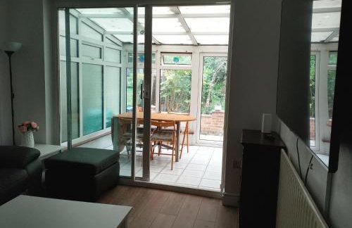 4 bedroom Home Family or Work Stay London - Photo 13