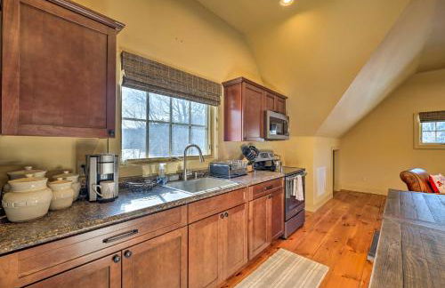 Luxe Green Barn Near Skiing with Mt Equinox Views! - Foto 13