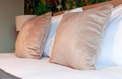 Pass the Keys Spacious and modern house with Free Parking - Photo 39